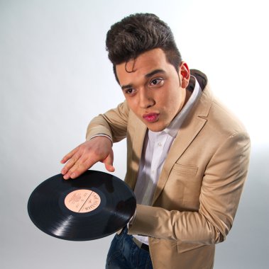 Vinyl record elvis tarzında bir adam elinde presley