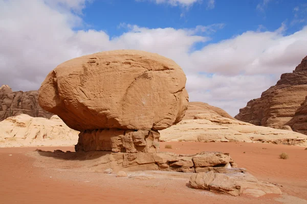 Mushroom rock en Wadi Rum — Foto de Stock
