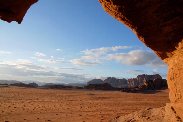 Através de um buraco na rocha, Wadi Rum — Fotografia de Stock