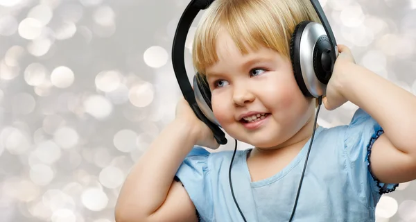 Menina com fones de ouvido — Fotografia de Stock