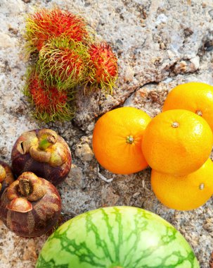 taş üzerinde egzotik meyve.