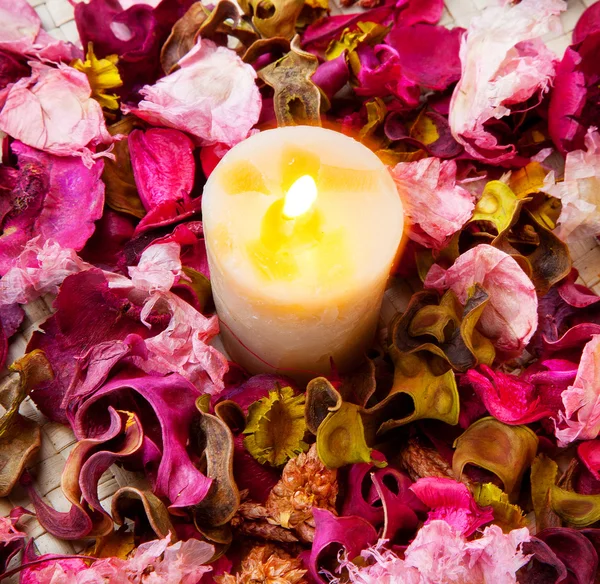 Свеча с розой — стоковое фото