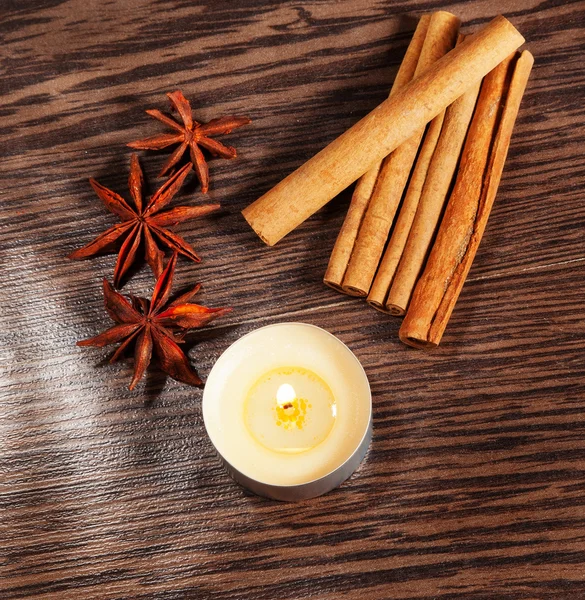 Cinnamon and anise on table — Stock Photo, Image