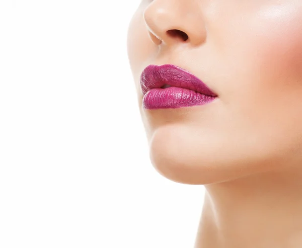 Glamour röd gloss lips flyttar upp, grunt fokus — Stockfoto