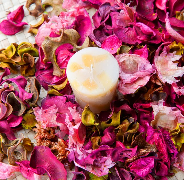 Свеча с розой — стоковое фото