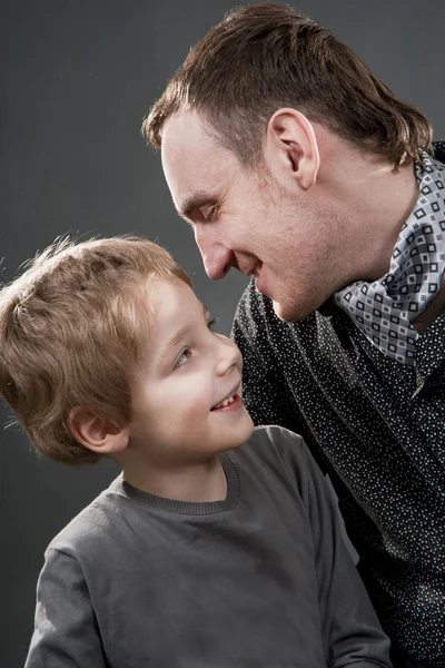 Pai e filho alegremente falar . — Fotografia de Stock