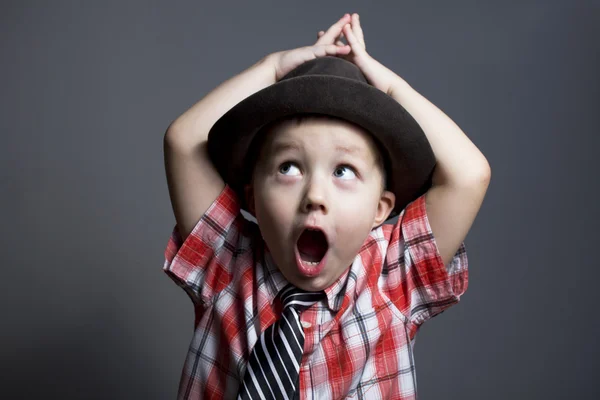 Мальчик в шляпе на сером фоне — стоковое фото
