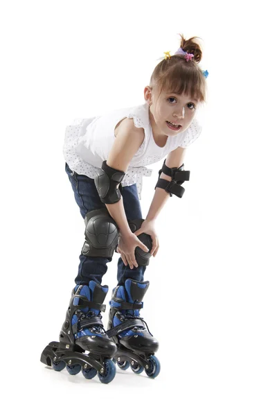 La petite fille sur patins à roulettes — Photo