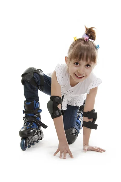La bambina sui pattini a rotelle — Foto Stock