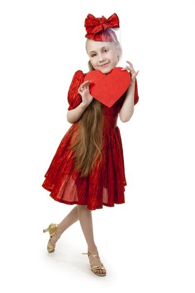 Menina brincalhão pequeno com o coração em suas mãos — Fotografia de Stock