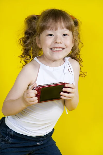 小さな女の子が遊んでハンドヘルド ポータブル ゲーム コンソール — ストック写真