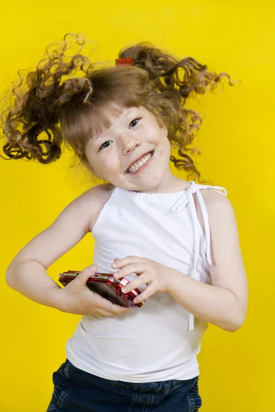 Девочка играет на портативной игровой приставке — стоковое фото