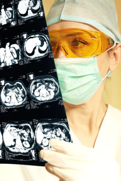 Doktor hastanede röntgen holding — Stok fotoğraf