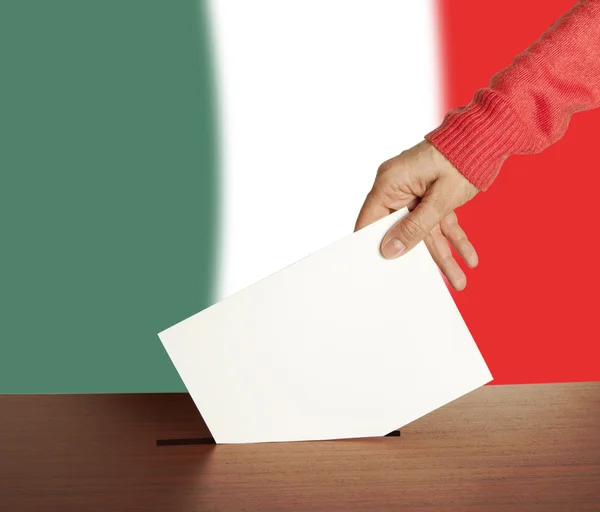 Ruce se hlasování a box na vlajce, Itálie — Stock fotografie
