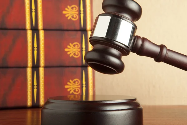Old Gavel and book — Stock Photo, Image