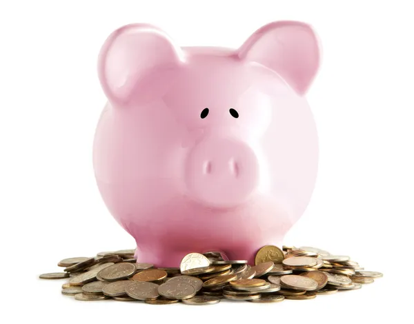 Banco piggy rosa e moedas isoladas em branco — Fotografia de Stock
