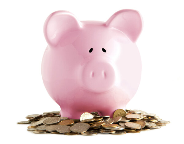 Банк розовых поросят и монеты, изолированные на белом