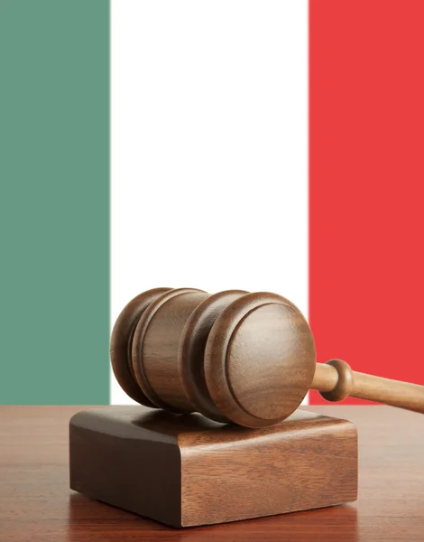 Kladívko a vlajka Itálie — Stock fotografie