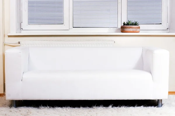 Modern fehér kanapé és fehér szőnyeg — Stock Fotó