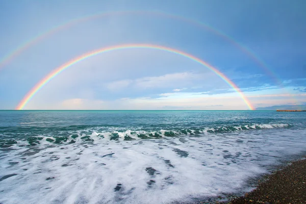 Doppelter Regenbogen über dem Meer — Stockfoto