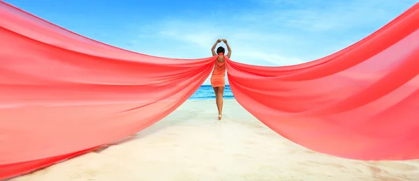 Kadın kırmızı bir eşarp ile — Stok fotoğraf