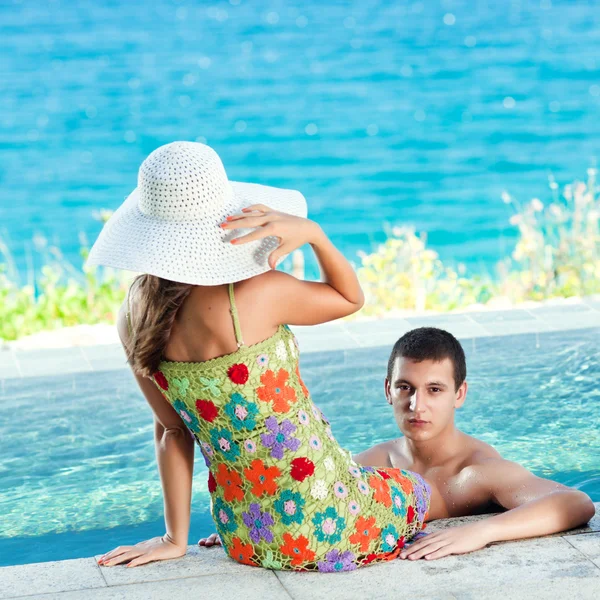 Casal na piscina — Fotografia de Stock