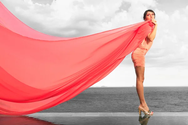 赤いスカーフを持つ女性 — ストック写真
