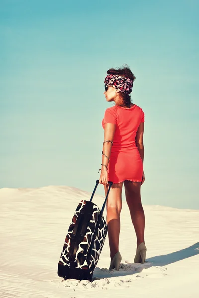 Mujer con bolsa de viaje — Foto de Stock