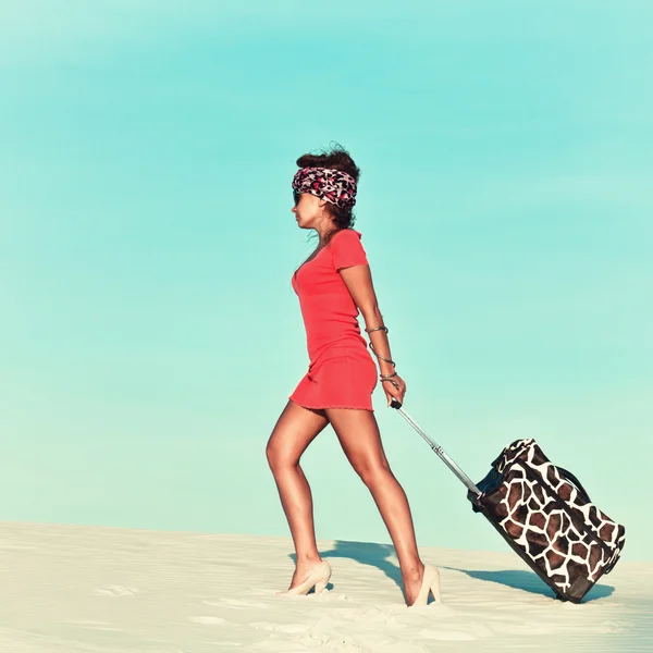 Donna con borsa da viaggio — Foto Stock
