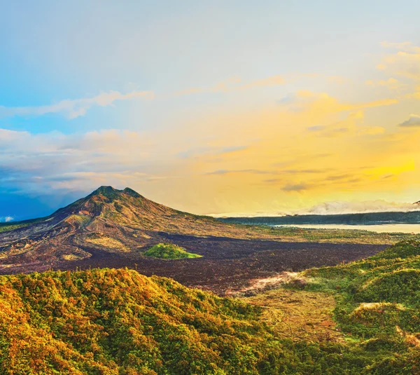 Вулкан Батура — стокове фото