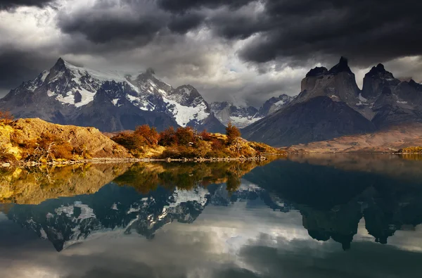 Sunrise in Torres del Paine National Park — Stock Photo, Image