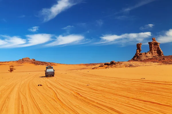 Droga w pustyni sahara — Zdjęcie stockowe