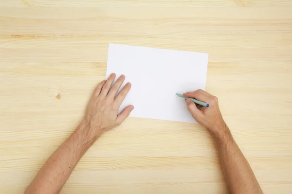 Mann schreibt auf das Papier — Stockfoto