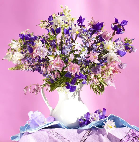 Bukiet wiosennych kwiatów — Zdjęcie stockowe