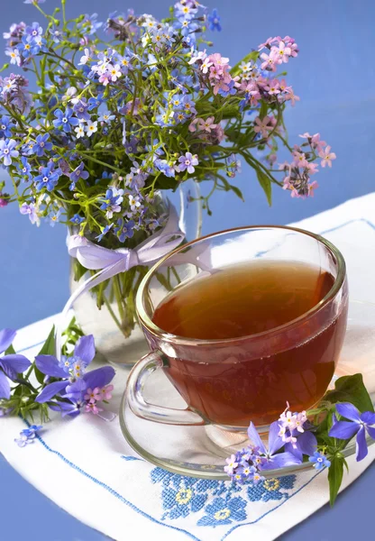 Mazzo in barattolo e tè in tazza di vetro — Foto Stock