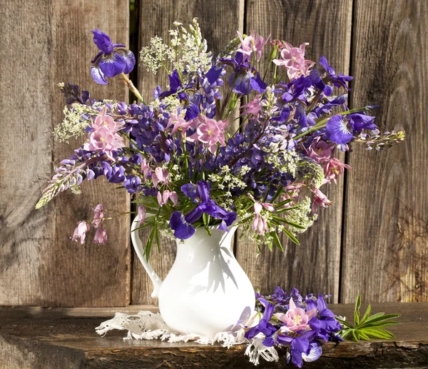 Bouquet d'iris et de prairie — Photo