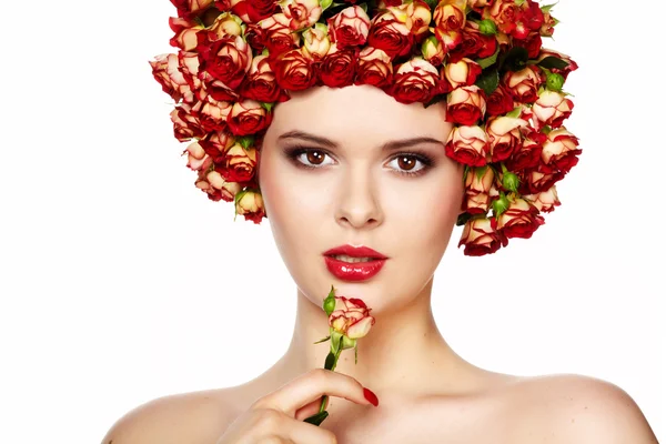Ritratto di giovane bella donna con rose in capelli, su b bianco — Foto Stock