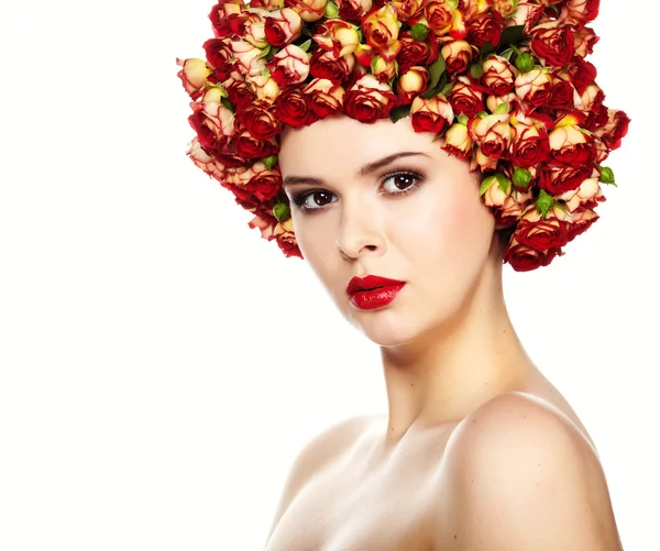 Retrato de jovem mulher bonita com rosas no cabelo, em b branco — Fotografia de Stock