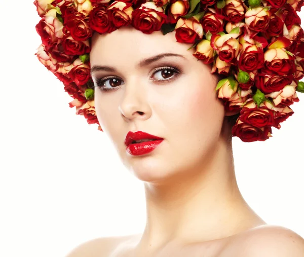 Mooi meisje met kapsel van roze bloemen — Stockfoto