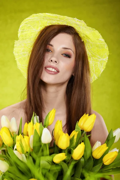 美丽的春天的女人肖像。绿色概念 — 图库照片