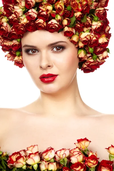 Schönes Mädchen mit Frisur aus Rosenblüten — Stockfoto