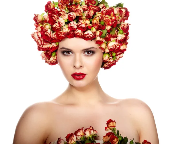 バラの花の髪型と美しい少女 — ストック写真