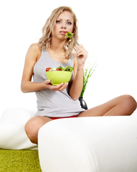 Ritratto di giovane donna con insalata a casa — Foto Stock