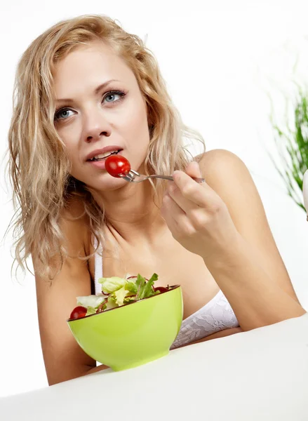 Mulher sexy saudável com salada no fundo branco — Fotografia de Stock