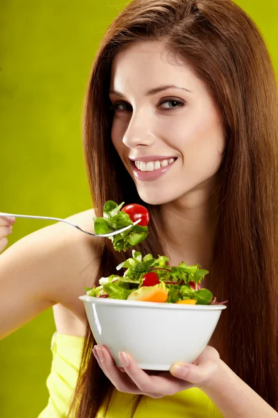 Krásná veselá mladá žena má snídani salát — Stock fotografie
