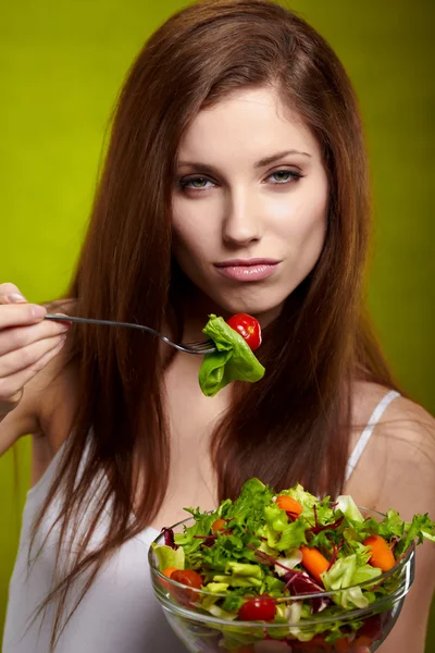 Fêmea de aparência fofa come salada vegetariana vegetal — Fotografia de Stock