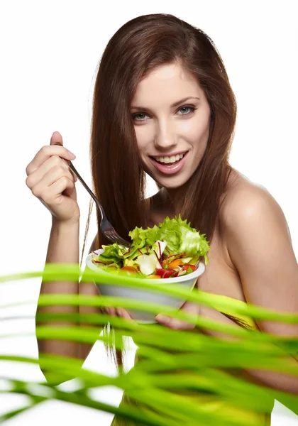 Krásná veselá mladá žena má snídani salát — Stock fotografie