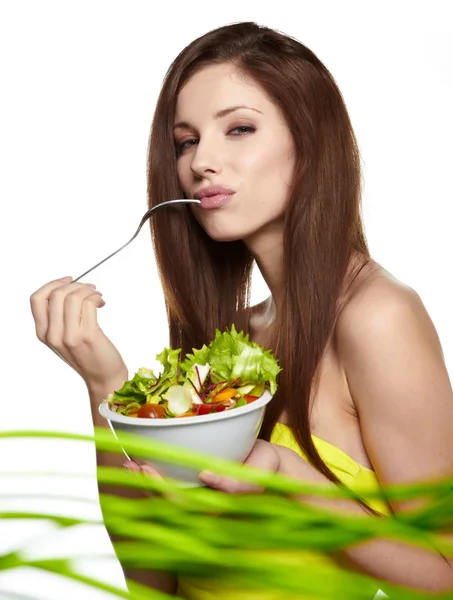 Die schöne, fröhliche junge Frau hat Frühstückssalat — Stockfoto