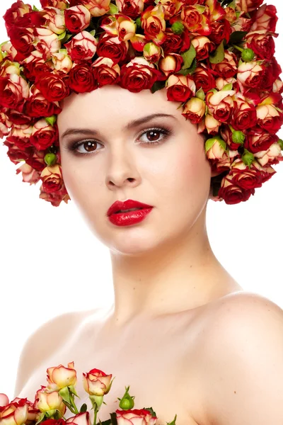 Vacker flicka med frisyr av rosa blommor — Stockfoto
