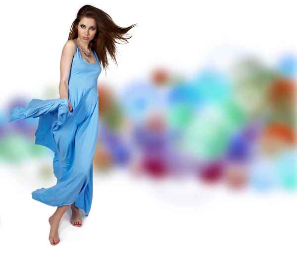 Ung kvinna i blå klänning poserar i studio — Stockfoto